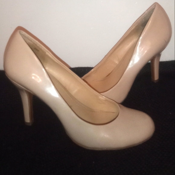 Mootsie Tootsie Tan 2 inch high heels - Picture 2 of 7